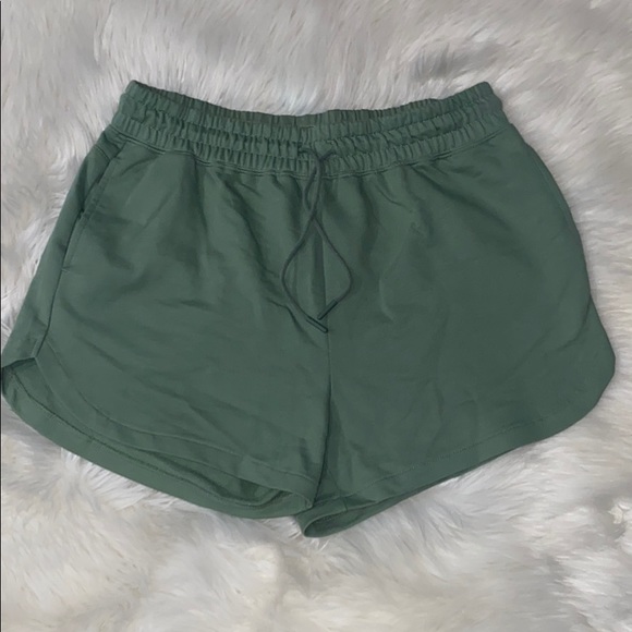 ❗️SOLD❗️Gymshark Legacy Loose Shorts - Picture 3 of 4